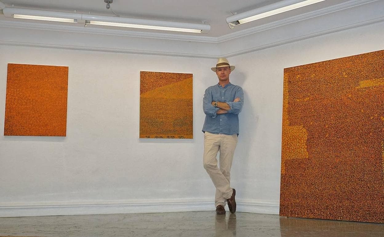 El artista, entre varias de sus obras de la exposición en la Galería Javier Marín. 