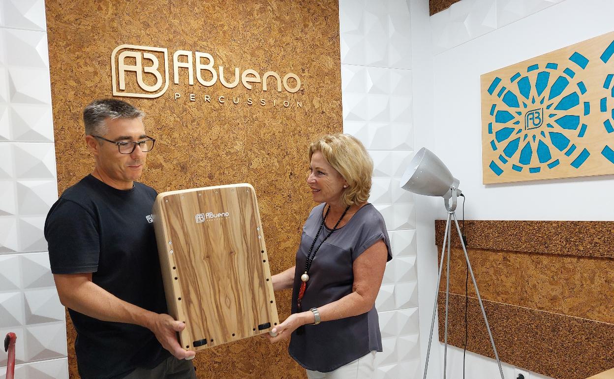 El torroxeño Antonio Bueno, con uno de sus cajones flamencos. 