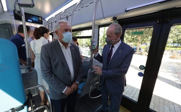 Francisco de la Torre y José del Río inspeccionan el autobus que está de pruebas en Málaga. 