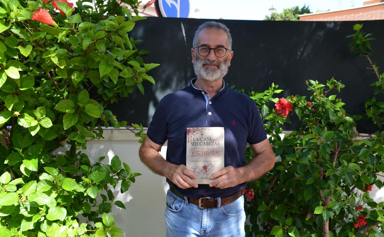 El profesor y escritor José Francisco Guerrero López, con su última novela, en su vivienda de Caleta de Vélez. 