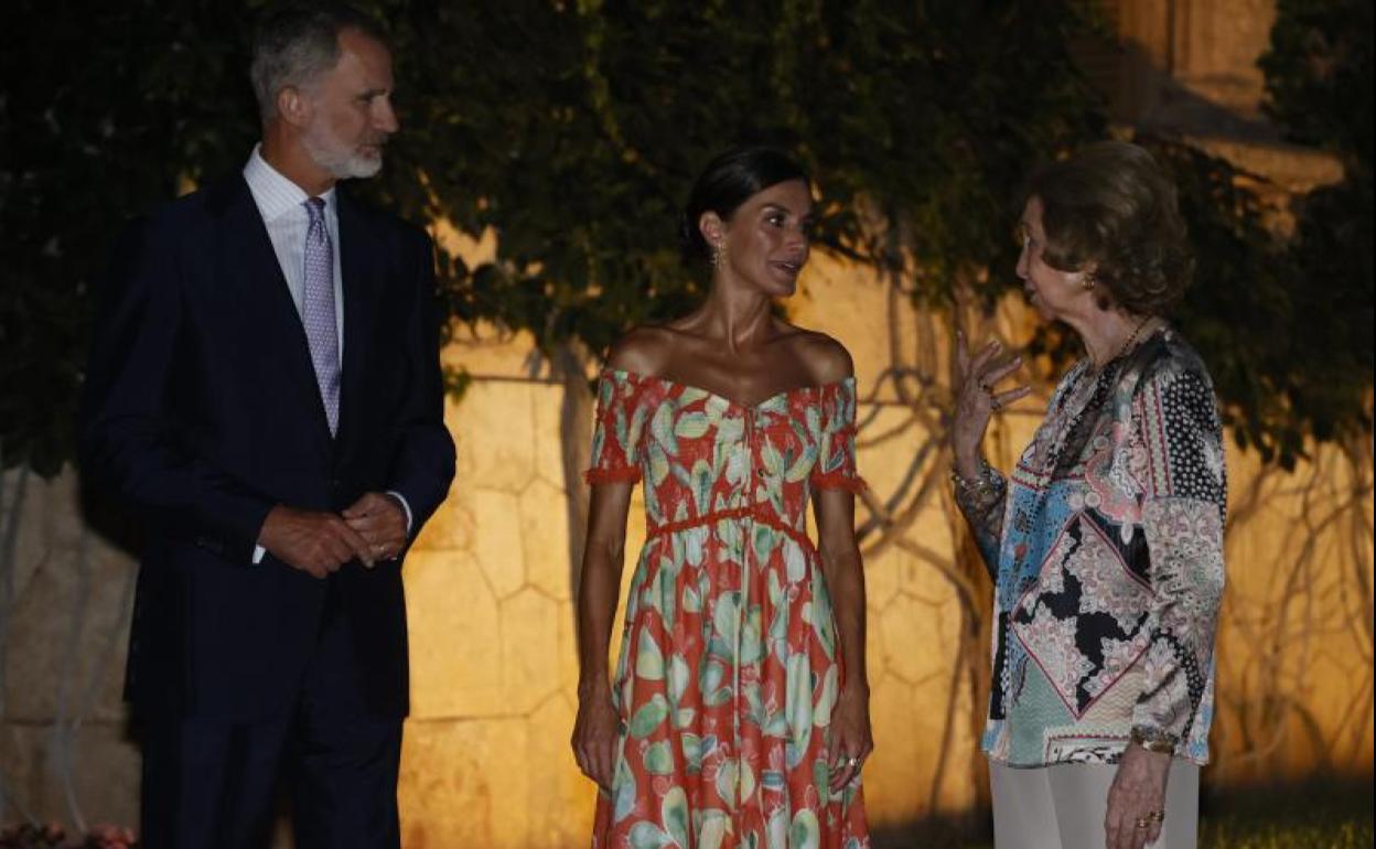 Los reyes Felipe VI y Letizia, acompañados de la reina Sofía, reciben a los asistentes al acto.