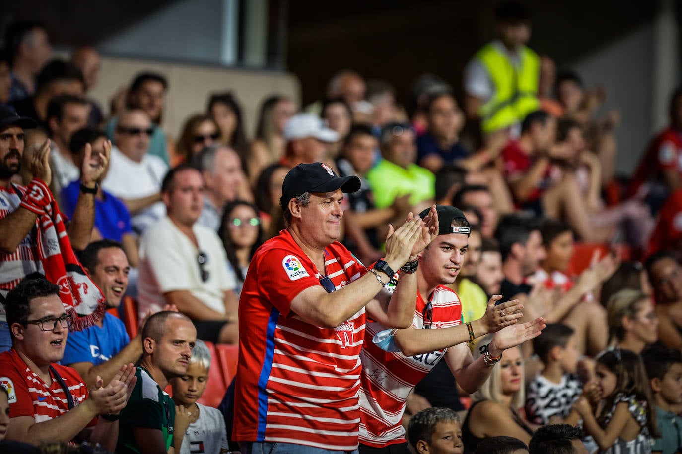 Hubo gran ambiente en Los Cármenes para el encuentro entre los dos equipos andaluces 