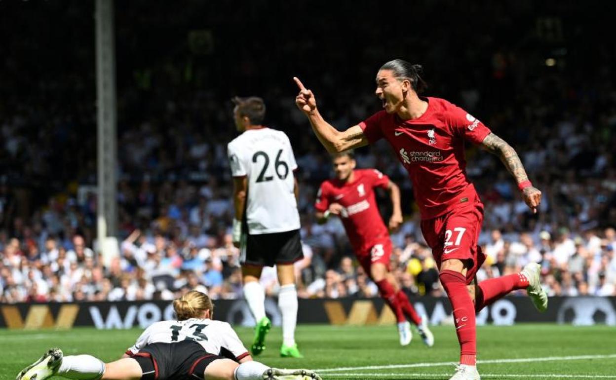 Darwin Núñez celebra su primer gol en Premier League con la camiseta del Liverpool.