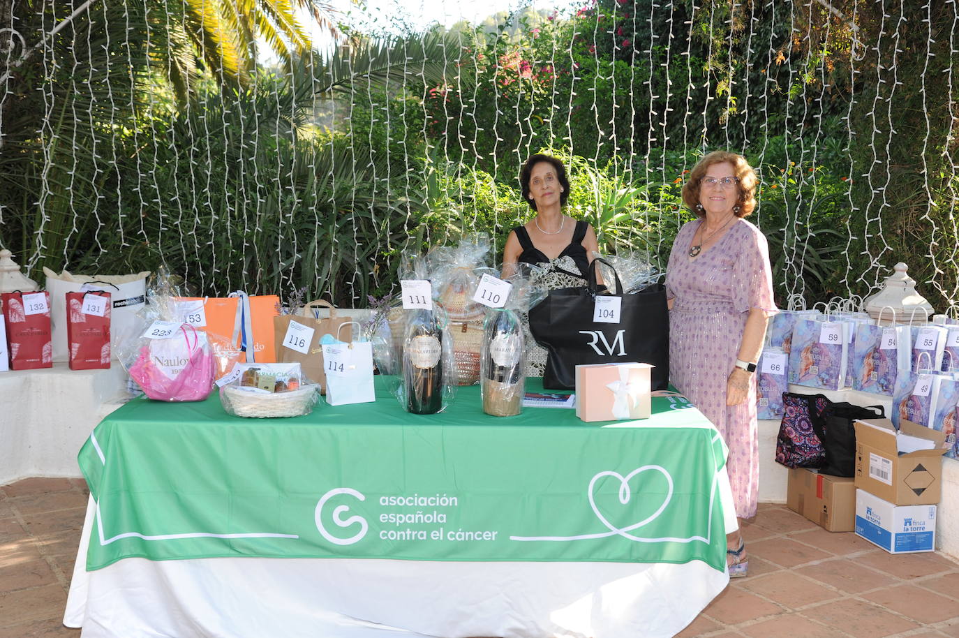 La Cena de Gala de la Asociación Española Contra el Cáncer de Marbella ha regresado por todo lo alto reuniendo a más de 500 personas en la Finca de La Concepción para apoyar la labor de este colectivo que atiende a los pacientes que padecen esta enfermedad y a sus familias