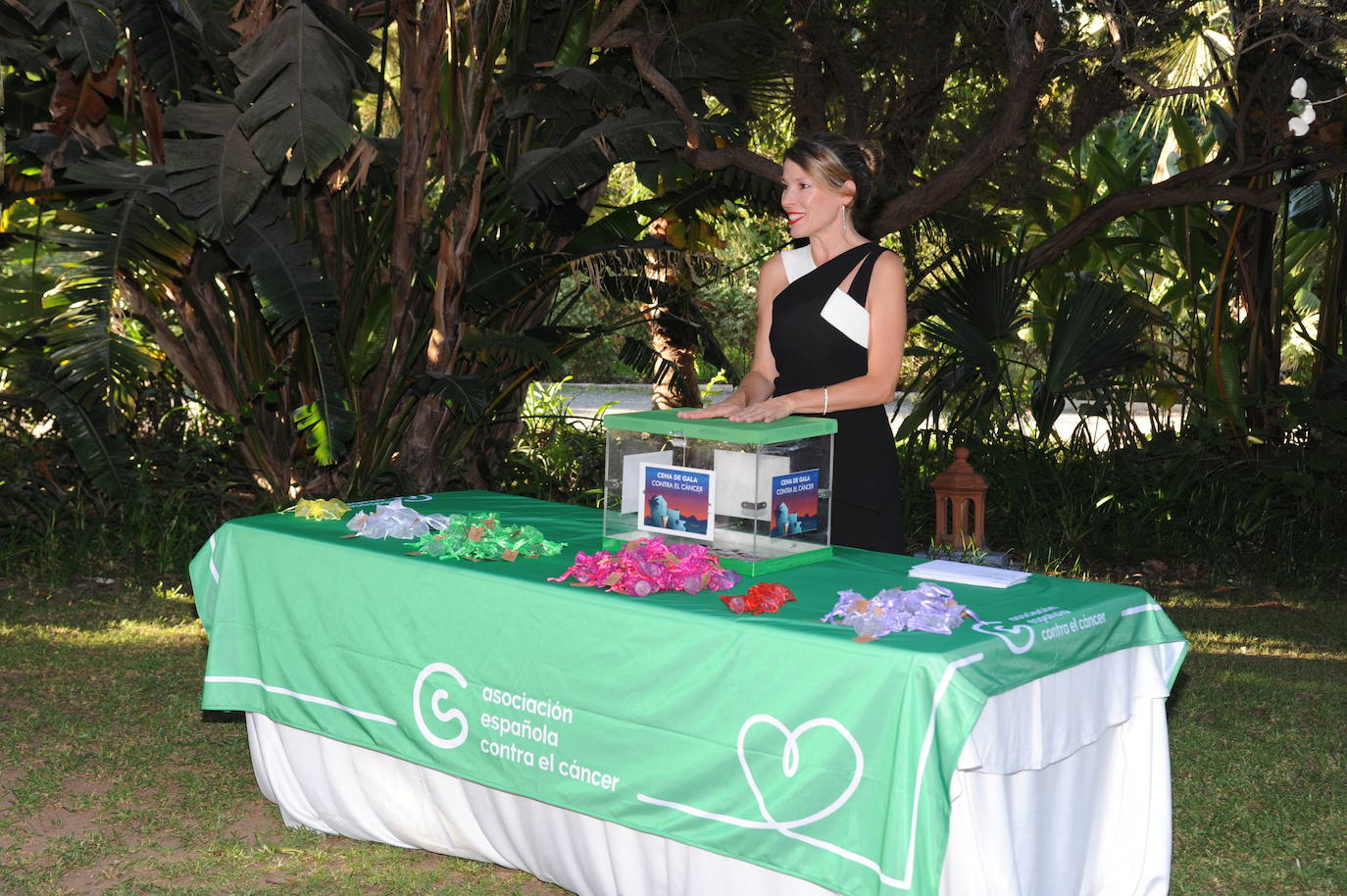 La Cena de Gala de la Asociación Española Contra el Cáncer de Marbella ha regresado por todo lo alto reuniendo a más de 500 personas en la Finca de La Concepción para apoyar la labor de este colectivo que atiende a los pacientes que padecen esta enfermedad y a sus familias