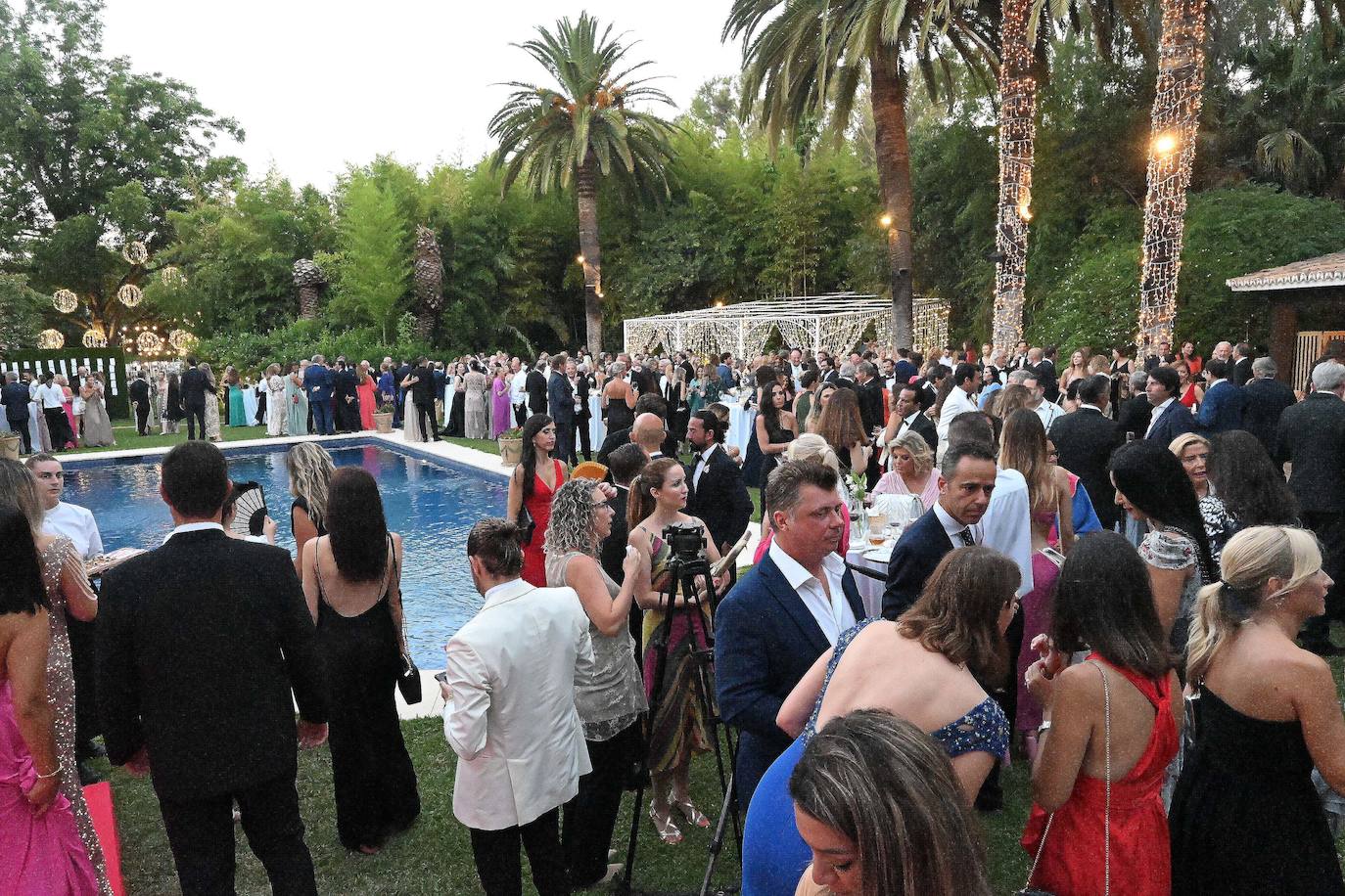 La Cena de Gala de la Asociación Española Contra el Cáncer de Marbella ha regresado por todo lo alto reuniendo a más de 500 personas en la Finca de La Concepción para apoyar la labor de este colectivo que atiende a los pacientes que padecen esta enfermedad y a sus familias