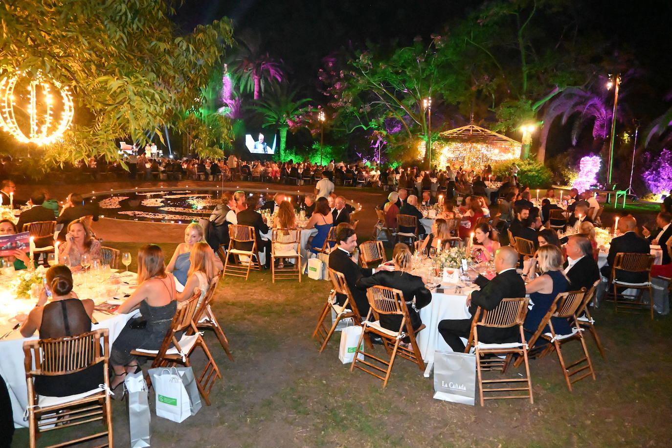 La Cena de Gala de la Asociación Española Contra el Cáncer de Marbella ha regresado por todo lo alto reuniendo a más de 500 personas en la Finca de La Concepción para apoyar la labor de este colectivo que atiende a los pacientes que padecen esta enfermedad y a sus familias