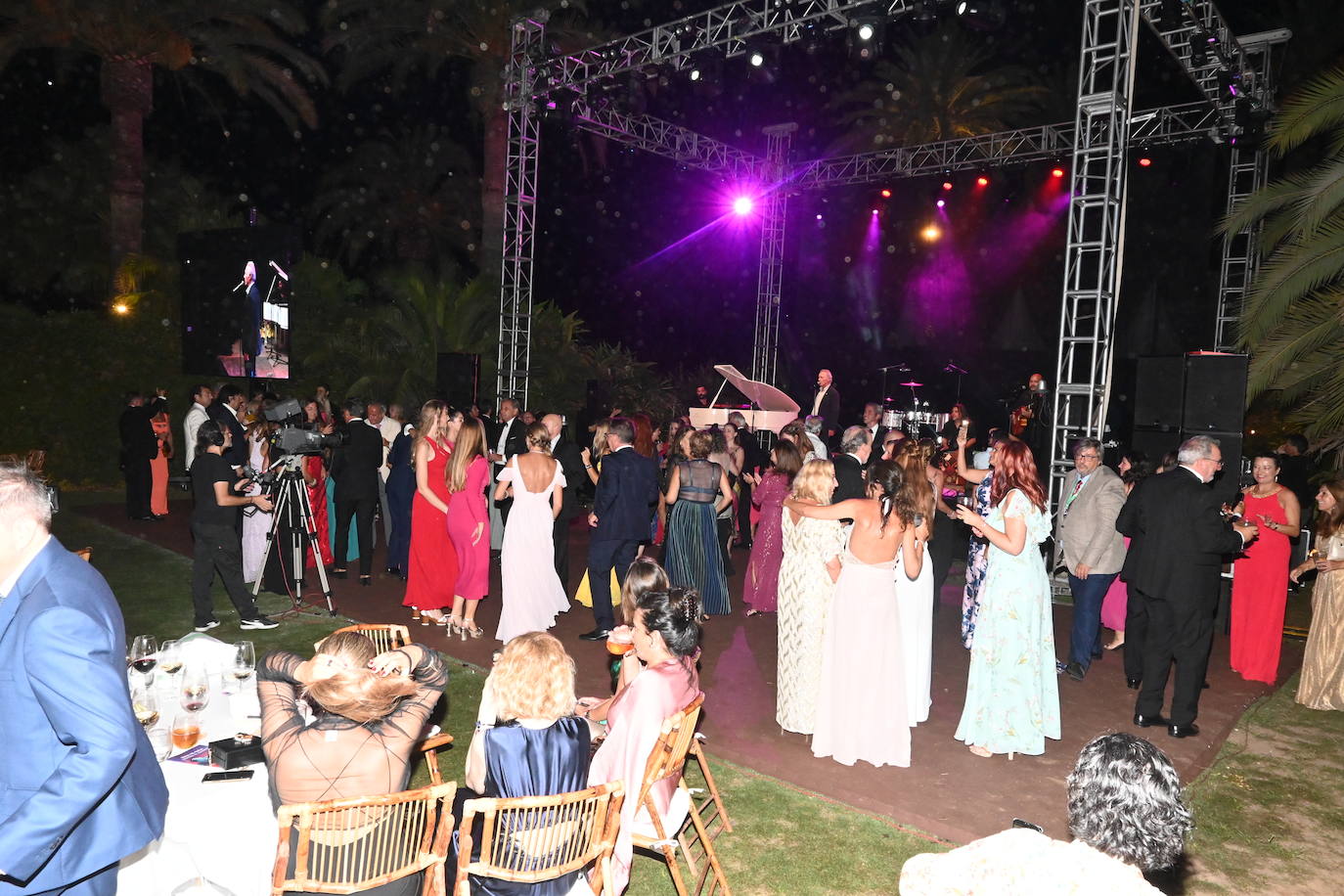 La Cena de Gala de la Asociación Española Contra el Cáncer de Marbella ha regresado por todo lo alto reuniendo a más de 500 personas en la Finca de La Concepción para apoyar la labor de este colectivo que atiende a los pacientes que padecen esta enfermedad y a sus familias