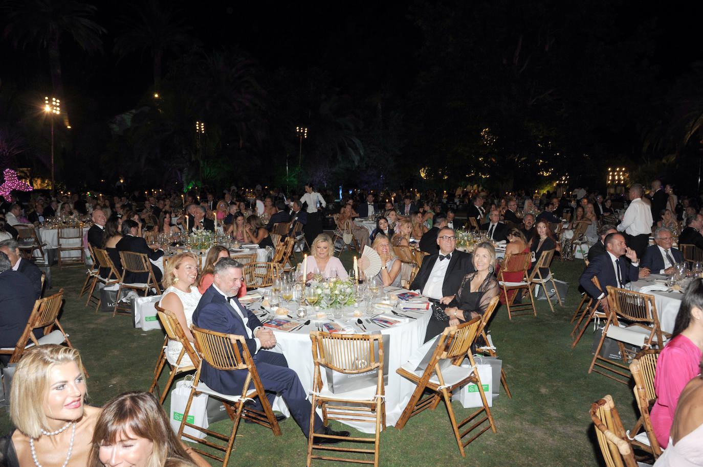 La Cena de Gala de la Asociación Española Contra el Cáncer de Marbella ha regresado por todo lo alto reuniendo a más de 500 personas en la Finca de La Concepción para apoyar la labor de este colectivo que atiende a los pacientes que padecen esta enfermedad y a sus familias