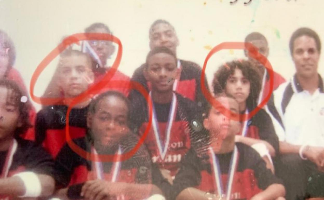 Wilbekin, Perry y Larkin (en círculos), siendo niños (11 o 12 años) en el mismo equipo de baloncesto. 