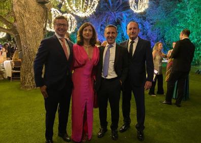 Imagen secundaria 1 - En la primera foto, Rosa Villena, Santiago Gómez-Villares y Shaninaz Al Sahoud. En la segunda, Carlos Enrique Gómez Guerrero, Pilar Halcón Carvajal, Enrique Romero y Manuel Castillo. En la última imagen, Terelu Campos, con su hija Alejandra Rubio