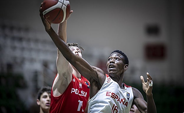 Onuetu, en un duelo anterior del Europeo, ante Polonia. 