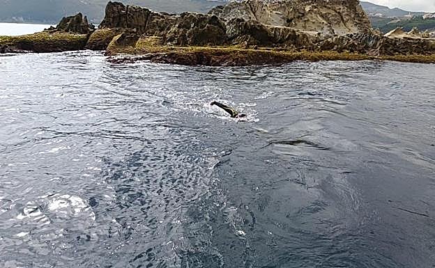 Luis Portillo intenta este martes el doble cruce a nado del Estrecho por el cáncer infantil