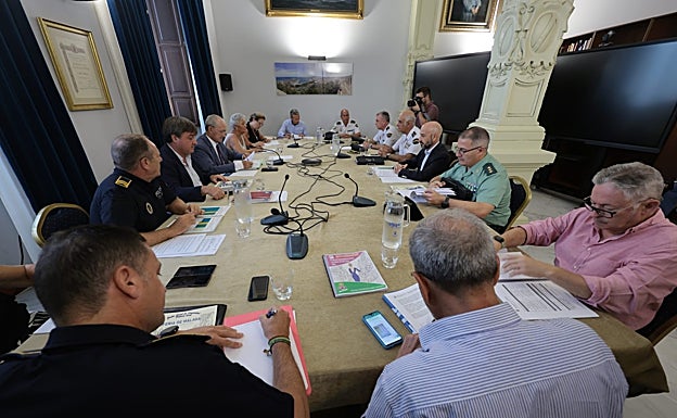 Reunión en el Ayuntamiento de Málaga para coordinar el dispositivo de seguridad, este lunes. 