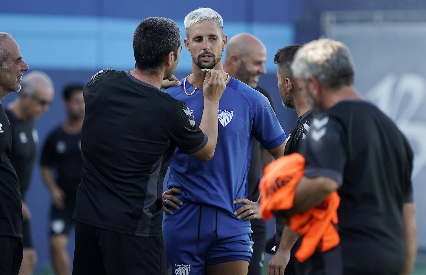 Fran Sol es atendido tras recibir un leve golpe durante el entrenamiento que le provocó un poco de sangre en su barbilla.