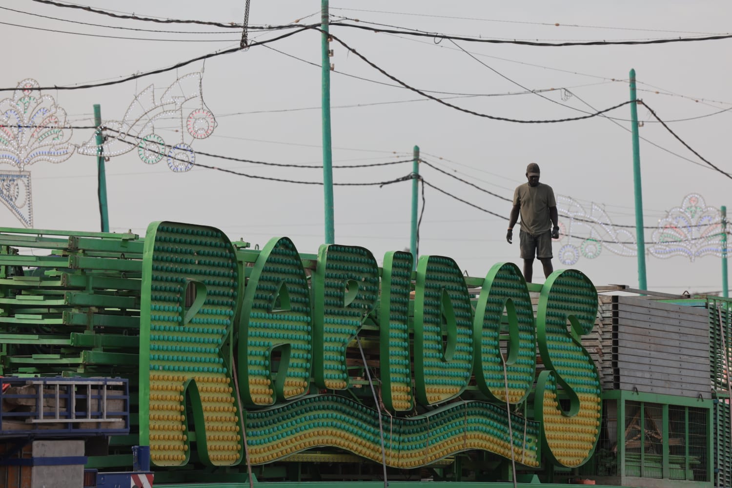 Últimos preparativos para la Feria de Málaga. 