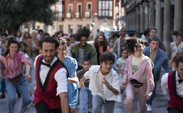 El niño Izan Fernández, en el número que abre la película.