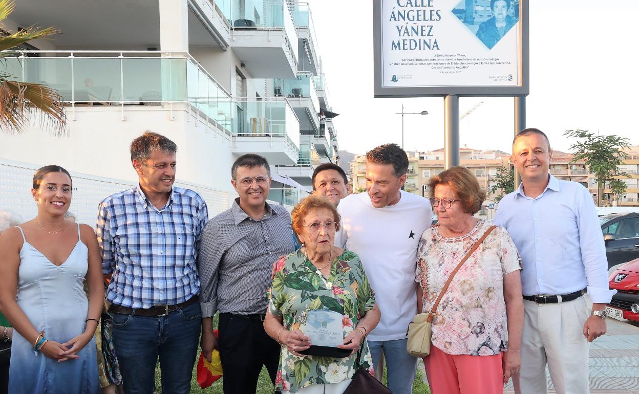 La maestra jubilada, junto al alcalde, ediles y familiares, en la nueva calle que lleva su nombre. 