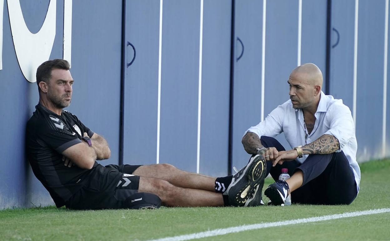 El entrenador del Málaga, Pablo Guede, y el director deportivo, Manolo Gaspar, conversan durante un entrenamiento reciente en el Anexo de La Rosaleda.