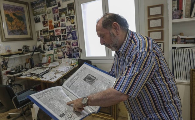 El pintor repasa los recuerdos de su vida a través de recortes de prensa. 