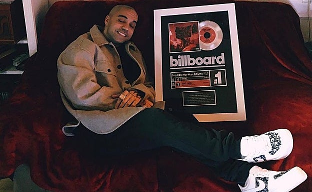 Imagen principal - Saox, junto al Billboard que ganó con Tory Lanez; Álvaro Jerez, en una pose característica, y en un partido de baloncesto.