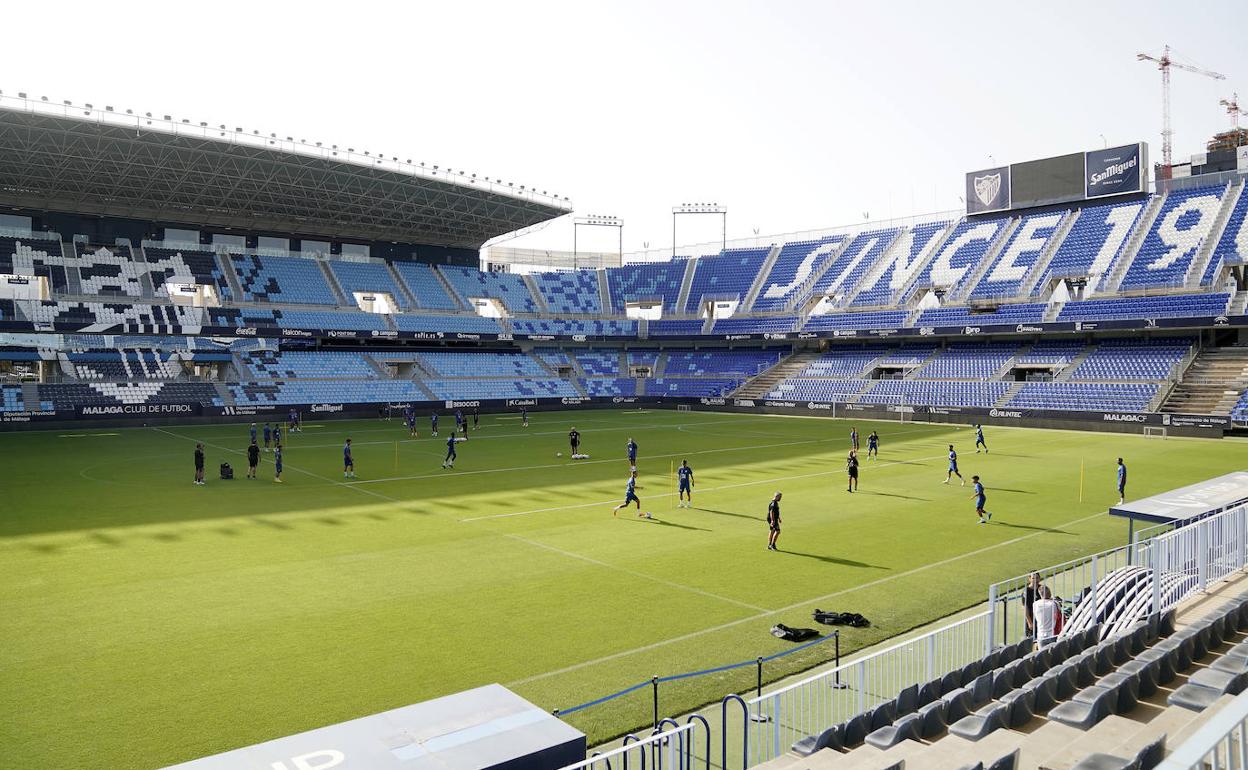 Los jugadores del Málaga trabajan en La Rosaleda este miércoles. 