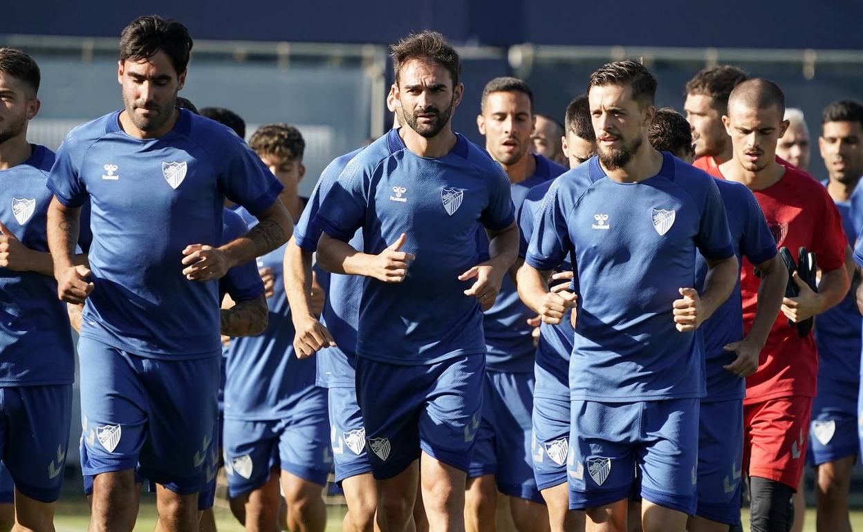 Adrián, en el centro, durante un entrenamiento esta semana. 