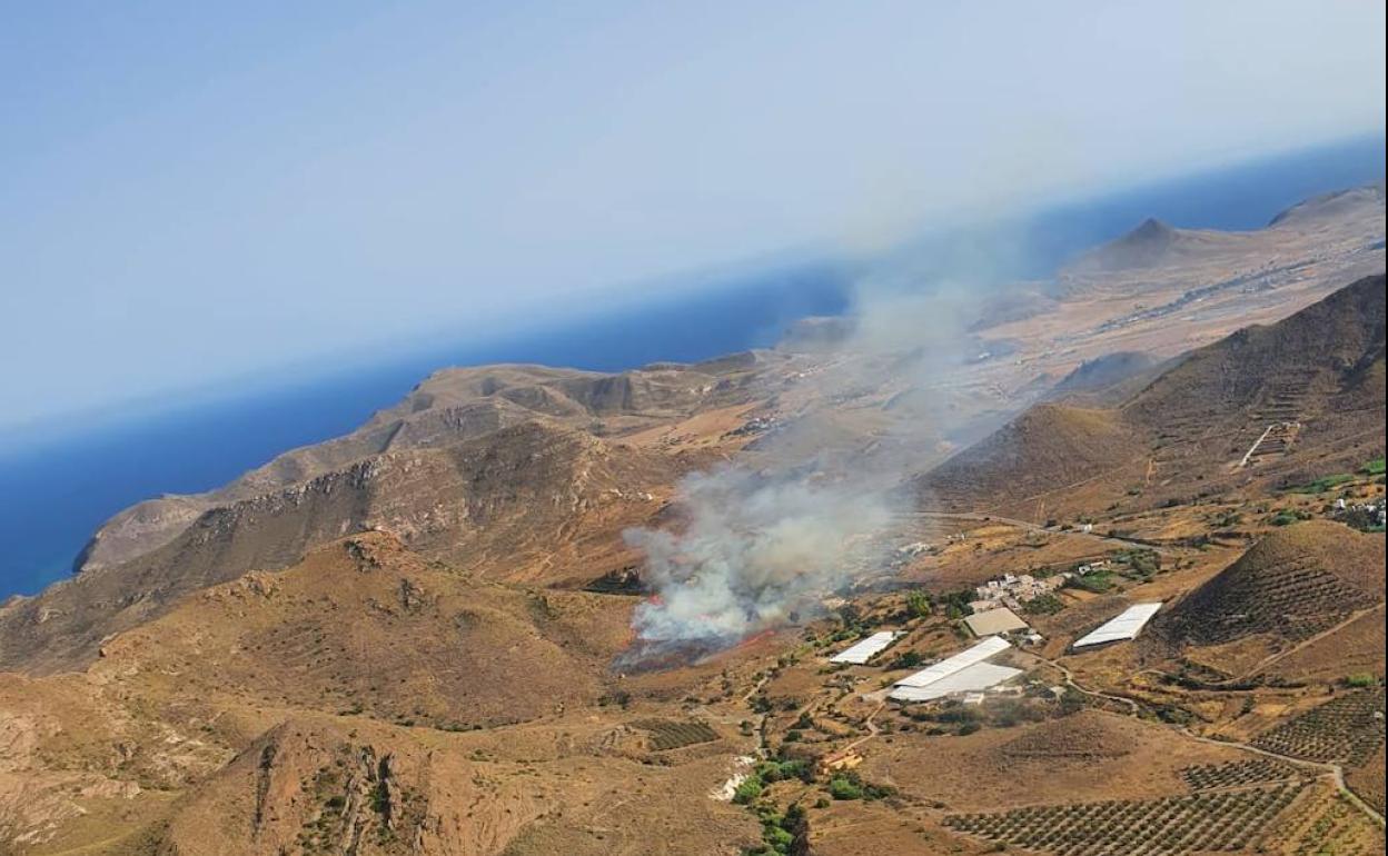 Imagen del fuego desde el avión de carga en tierra. 