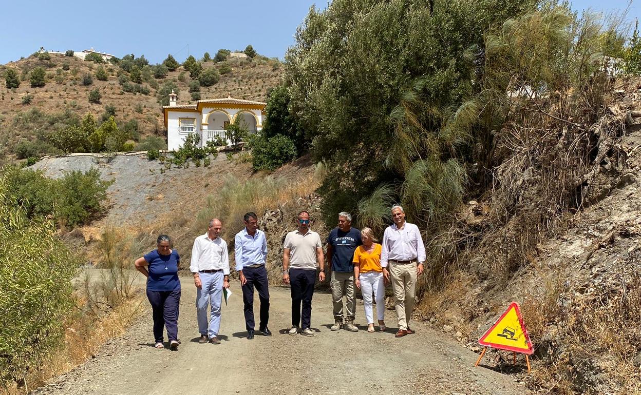 Autoridades locales y de la Junta, este miércoles en una visita a uno de los carriles en Canillas de Aceituno. 