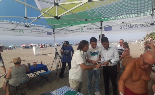 El expositor, este miércoles en la playa torroxeña de Las Lindes. 