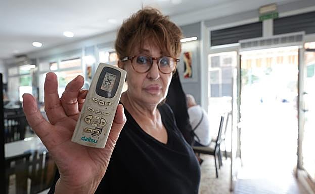 Imagen principal - Comerciantes y hosteleros cumplen a medias la exigencia de bajar el aire acondicionado