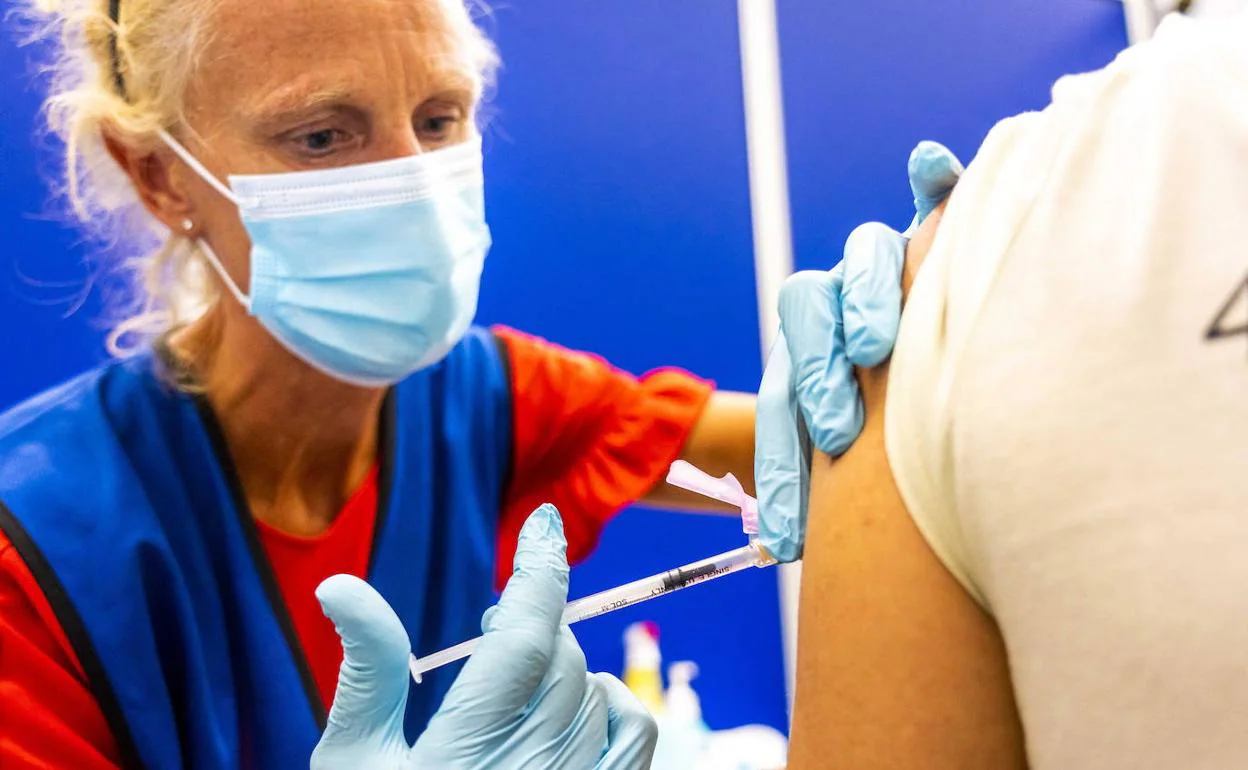 Una sanitaria vacuna a un hombre contra la viruela del mono en Países Bajos.