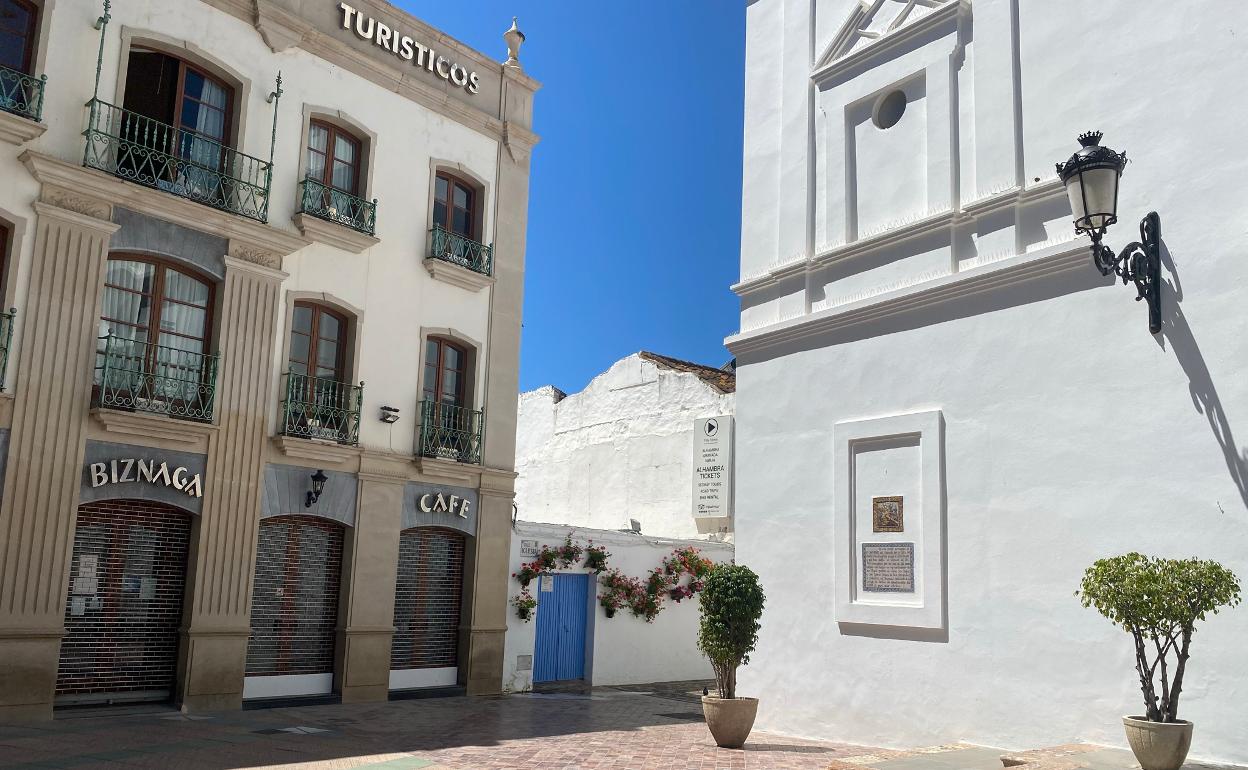 Imagen del solar donde se ubicará la futura biblioteca junto al Balcón de Europa. 