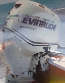 Imagen secundaria 2 - En la imagen de arriba, la embarcación varada en la playa de Casares; abajo a la izquierda, la nave tras ser remolcada y, a la derecha, la parte del motor precintada por la Guardia Civil. 