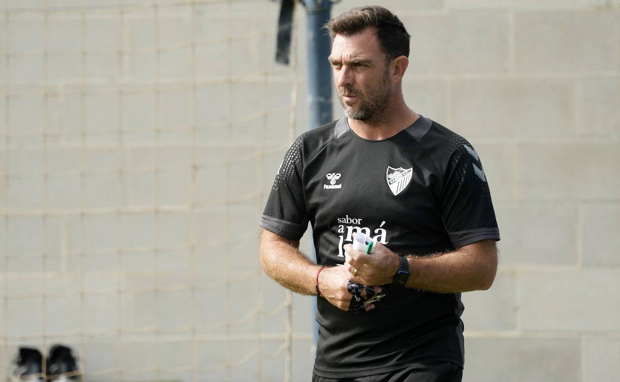 Pablo Guede, durante la sesión de entrenamiento de este viernes, en el Anexo de La Rosaleda. 