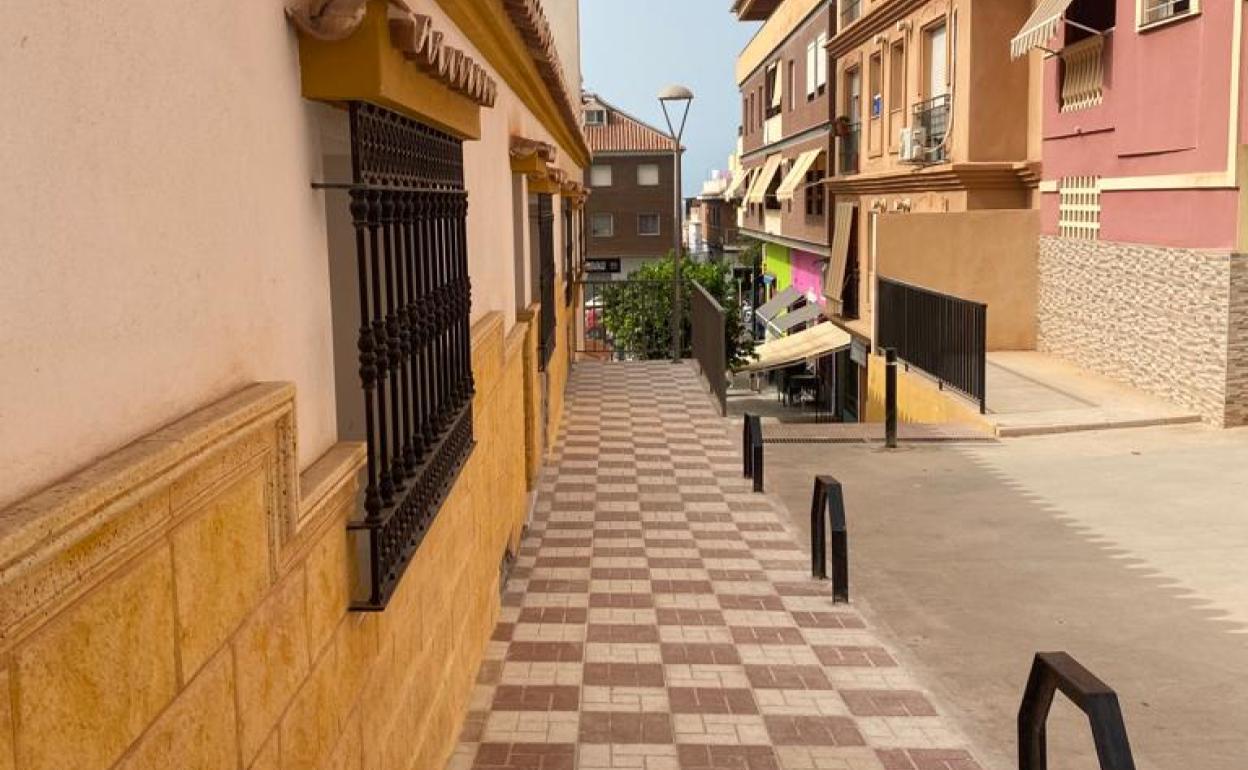 Rincón de la Victoria mejora el acerado del lateral oeste de la iglesia