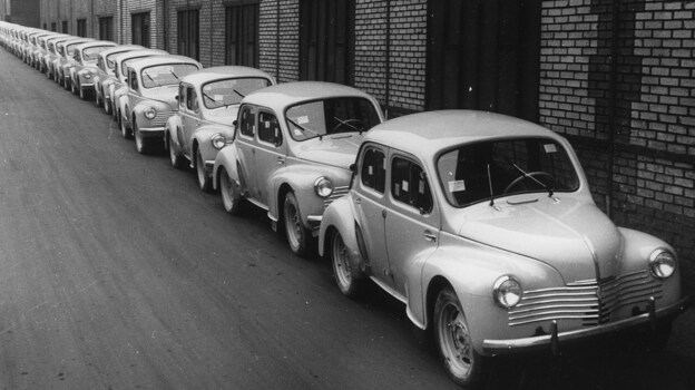 Fue reemplazado por el Renault Dauphine, lanzado en 1956