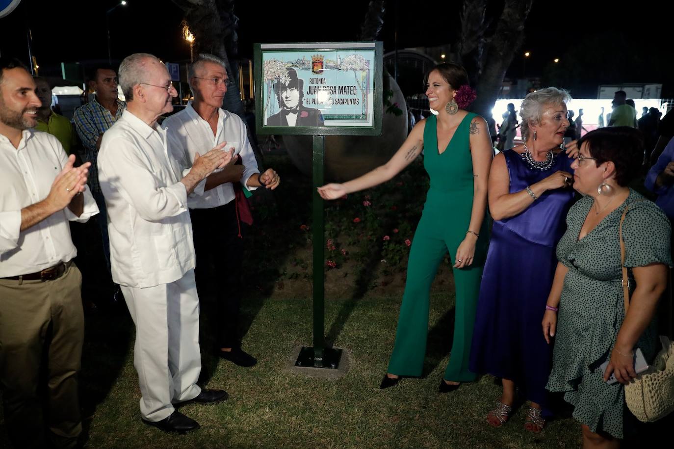 Imagen principal - En la primera foto, placa en el Real que recuerda al humorista El Pulga. En la segunda foto, Carolina España, Javier Salas y Manuel Marmolejo en la recepción del Ayuntamiento en la Caseta Municipal. En la última foto, ambiente en una caseta 