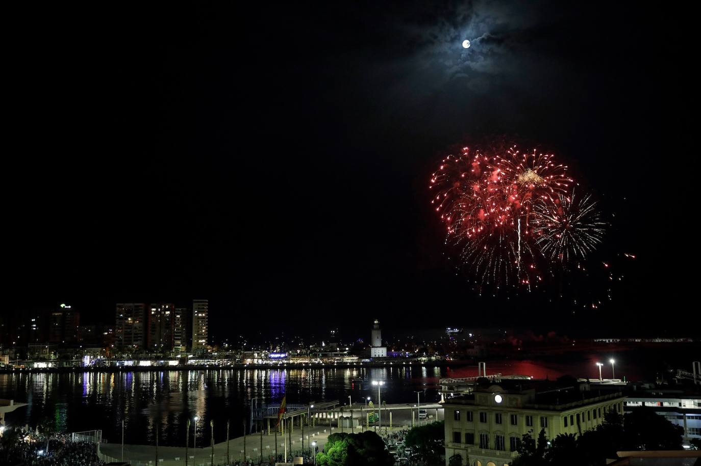 Vista de los fuegos artificiales desde el Hotel Only You de Málaga 