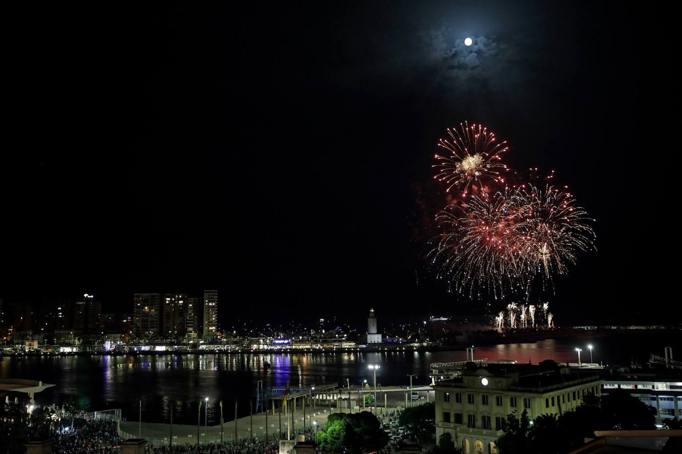 Vista de los fuegos artificiales desde el Hotel Only You de Málaga 