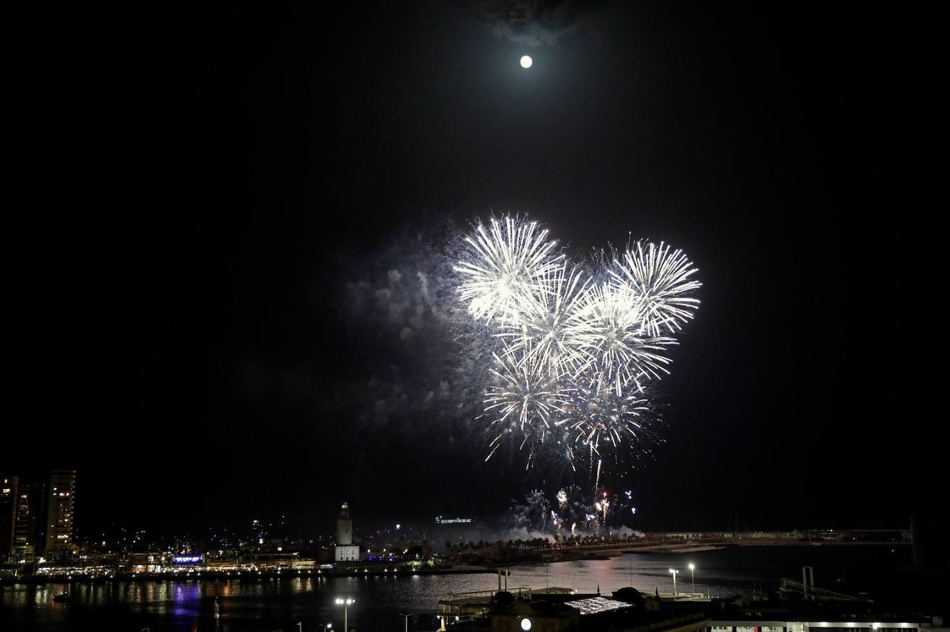 Vista de los fuegos artificiales desde el Hotel Only You de Málaga 