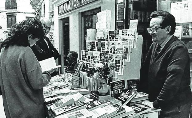 En la puerta de su librería, el Día del Libro de 1986.