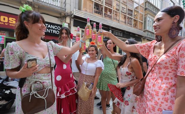 Ganas de feria: gran ambiente en el regreso de la fiesta al Centro de Málaga pese al calor