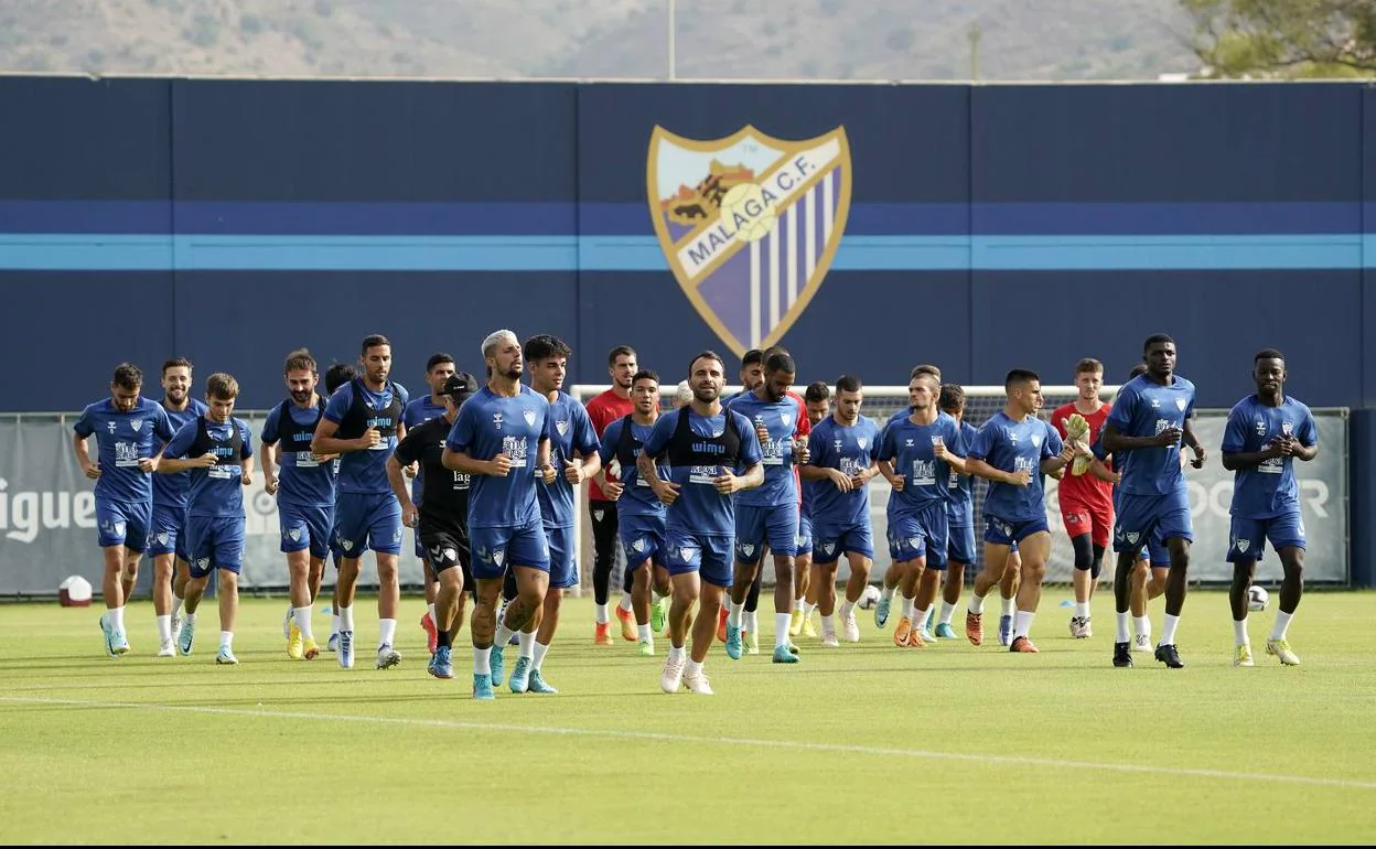 Los jugadores del Málaga, durante la primera parte del entrenamiento del viernes. 