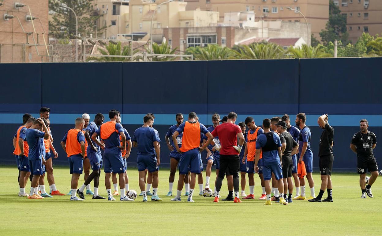 La plantilla malaguista, antes de iniciar un entrenamiento esta semana en el Anexo de La Rosaleda. 