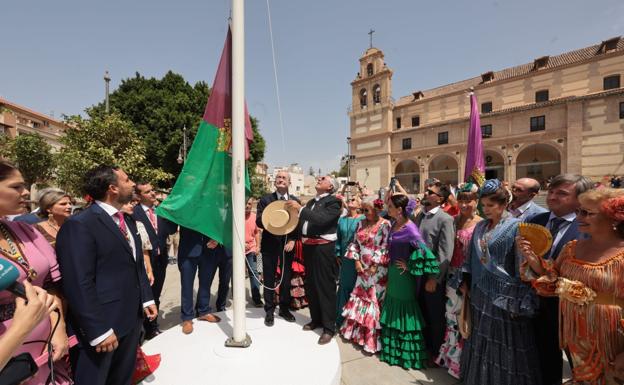 La romería a la Victoria inaugura la feria de día de Málaga con Rafael Prado como abanderado 