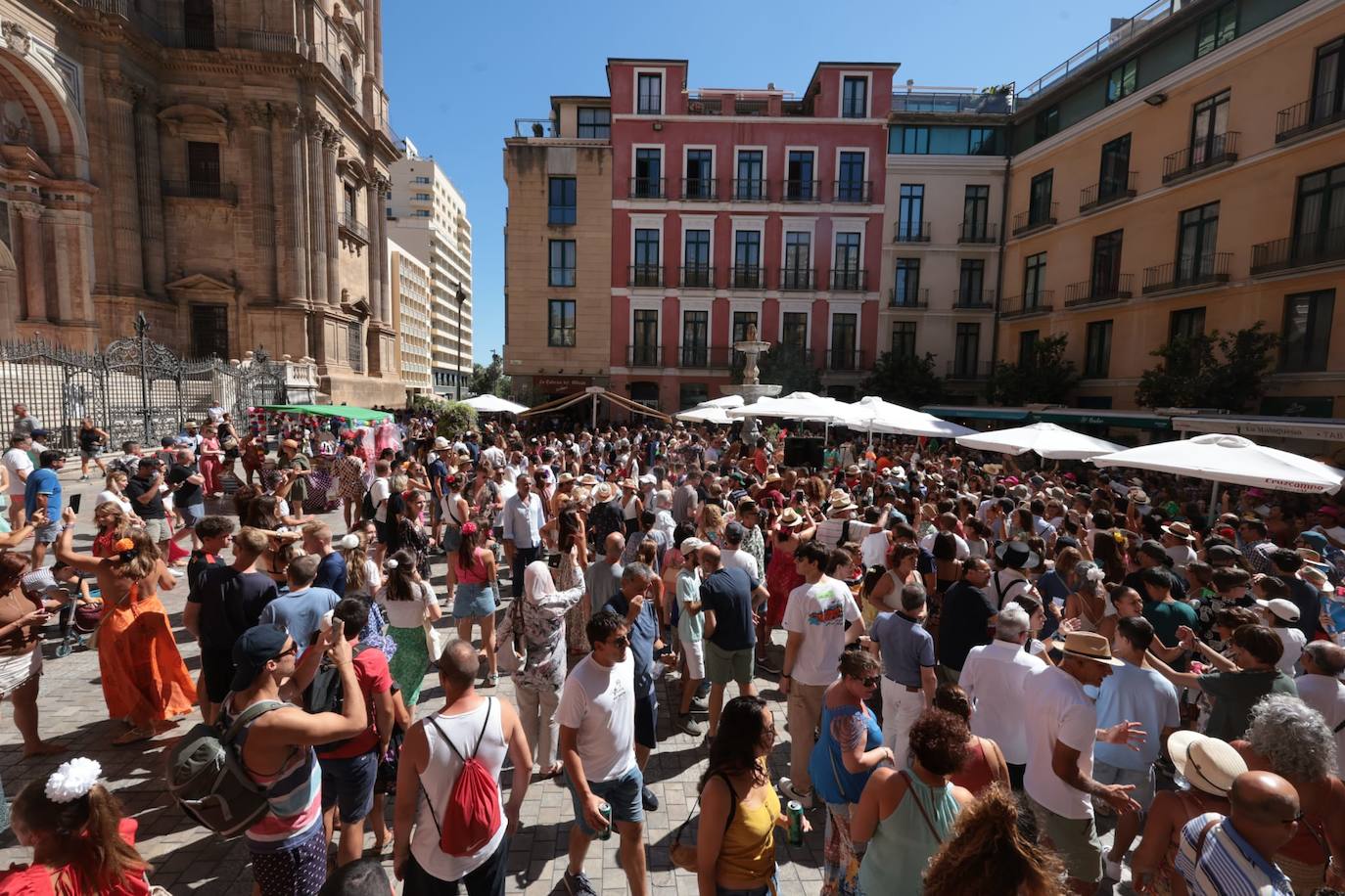 El lunes festivo vuelve a llenar la Feria de Málaga, donde sigue habiendo ganas de desquitarse del parón impuesto por la pandemia años atrás. 