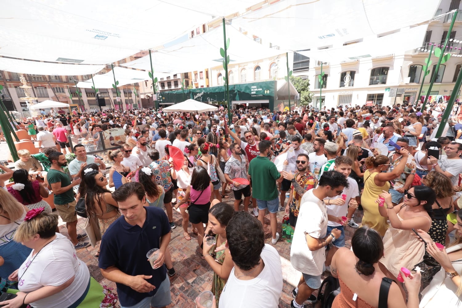 El lunes festivo vuelve a llenar la Feria de Málaga, donde sigue habiendo ganas de desquitarse del parón impuesto por la pandemia años atrás. 