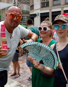Imagen secundaria 2 - Los grupos de amigos y turistas, también están muy presentes en la feria del Centro. 