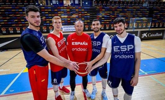 Javi Salvo (delegado de la selección), en el centro de la imagen junto a Barreiro, Díaz, Jaime Fernández y Brizuela. 